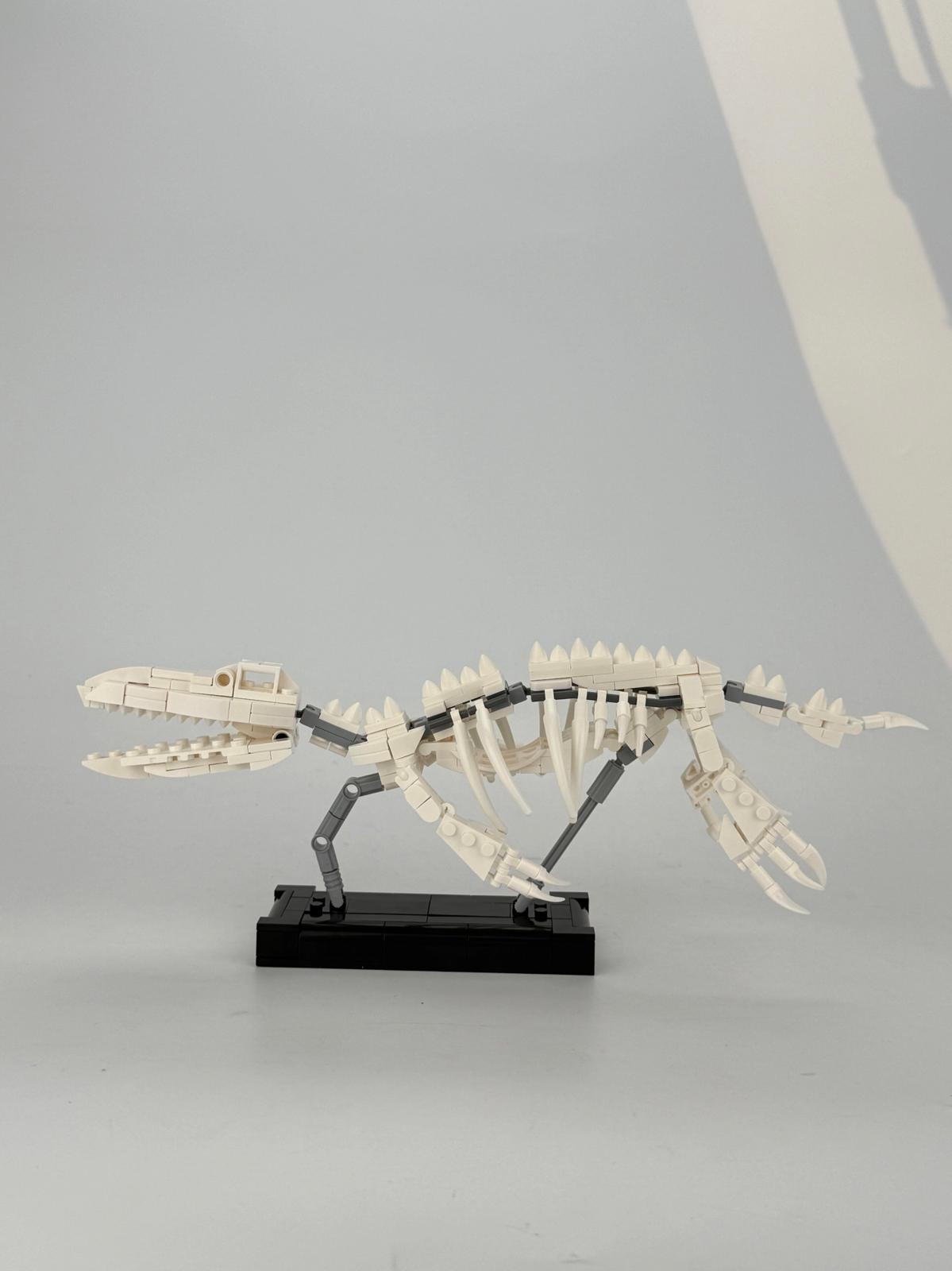 Aufgebautes Pliosaurus-Skelett aus hellen Klemmbausteinen auf schwarzem Sockel