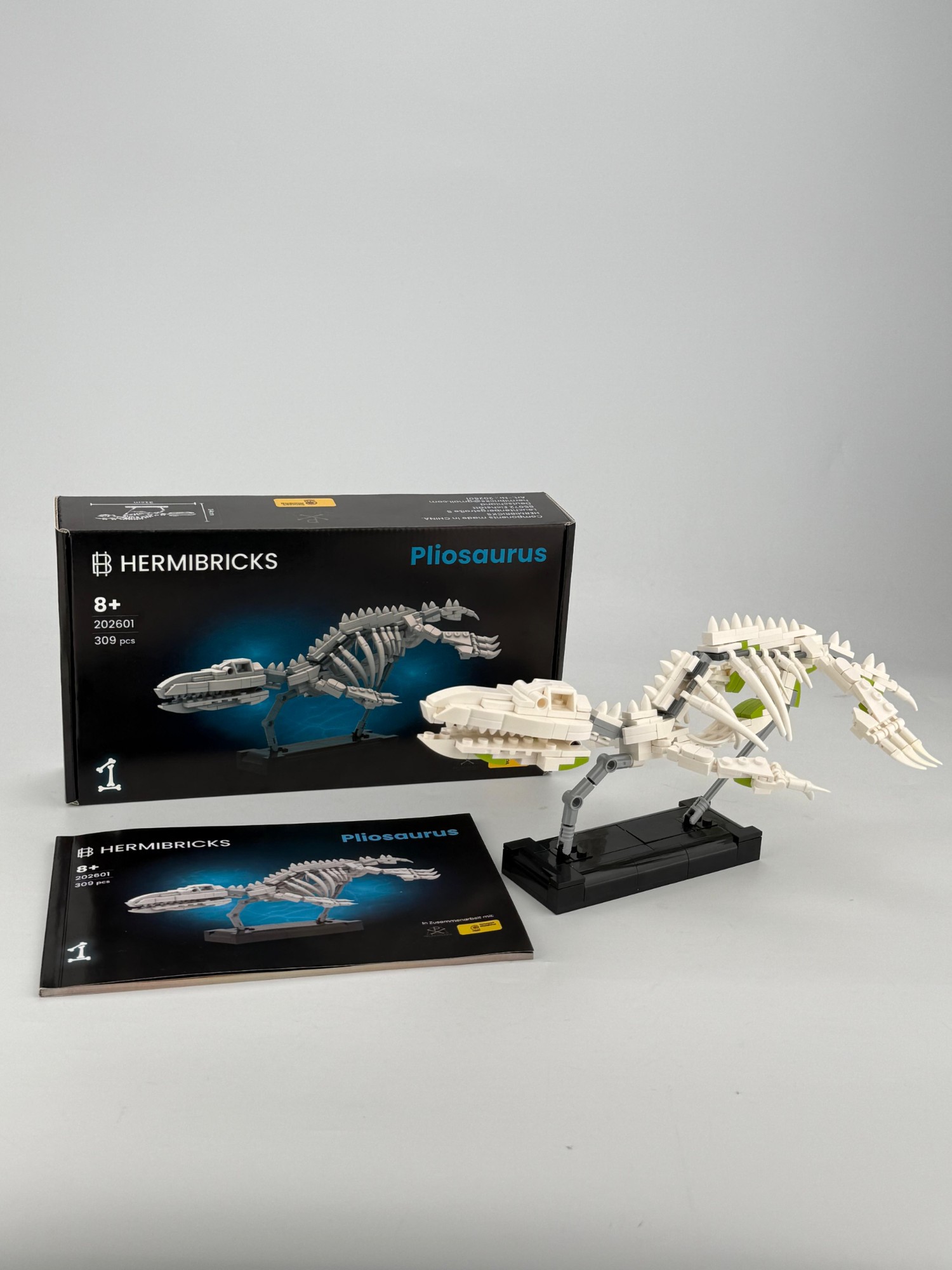 Verpackung, gedruckte Anleitung und aufgebautes Pliosaurus-Skelett des Hermibricks-Sets für den Naturpark Altmühltal